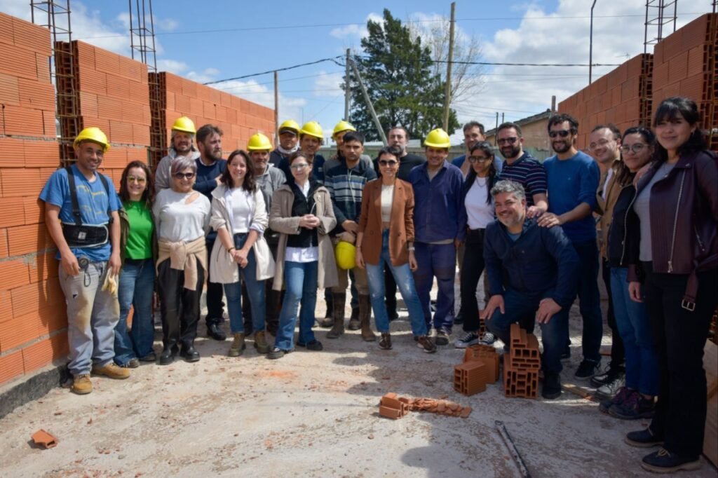 MAYRA Y SILVINA BATAKIS SUPERVISARON LA OBRA DE 28 VIVIENDAS DEL BARRIO LA ODISEA DE QUILMES OESTE 3