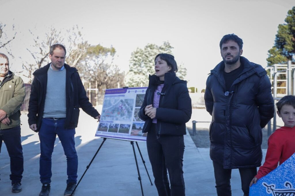 FUNCIONARIOS-MUNICIPALES-SUPERVISARON-EL-PROGRESO-DE-UNA-OBRA-PARA-LA-RECREACION-Y-EL-DEPORTE-EN-EL-PARQUE-DE-LA-CIUDAD-2.jpg