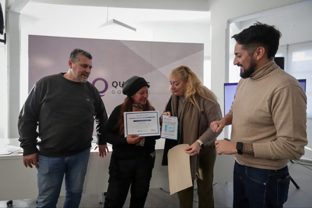 EL-MUNICIPIO-DE-QUILMES-ENTREGO-CARNETS-DE-MANIPULACION-SEGURA-DE-ALIMENTOS-A-EMPRENDEDORAS-DEL-BARRIO-LA-PAZ-1.jpeg