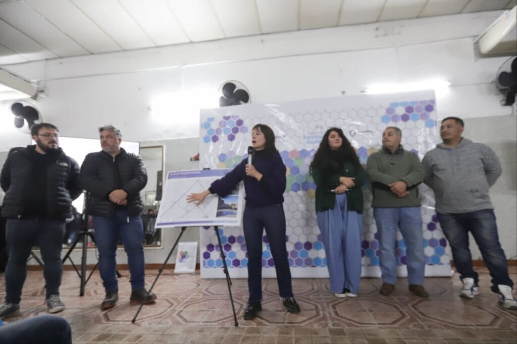 CECI-SOLER-JUNTO-A-FUNCIONARIOS-MUNICIPALES-ANUNCIARON-LA-CONSTRUCCION-DE-18-NUEVOS-PAVIMENTOS-PARA-EL-BARRIO-EL-PROGRESO-DE-BERNAL-OESTE-1.jpg