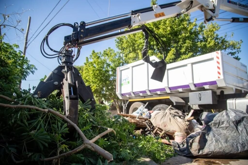 RECOLECCION-DE-RESIDUOS-VOLUMINOSOS-INTENSAS-TAREAS-EN-EZPELETA-OESTE-3.jpg