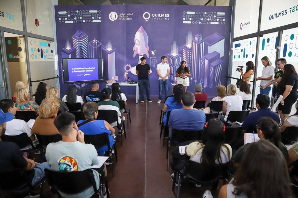 GRAN-CONCURRENCIA-EN-EL-TALLER-DE-ALFABETIZACION-DIGITAL-QUE-SE-DESARROLLA-EN-QUILMES-TEC-1.jpeg