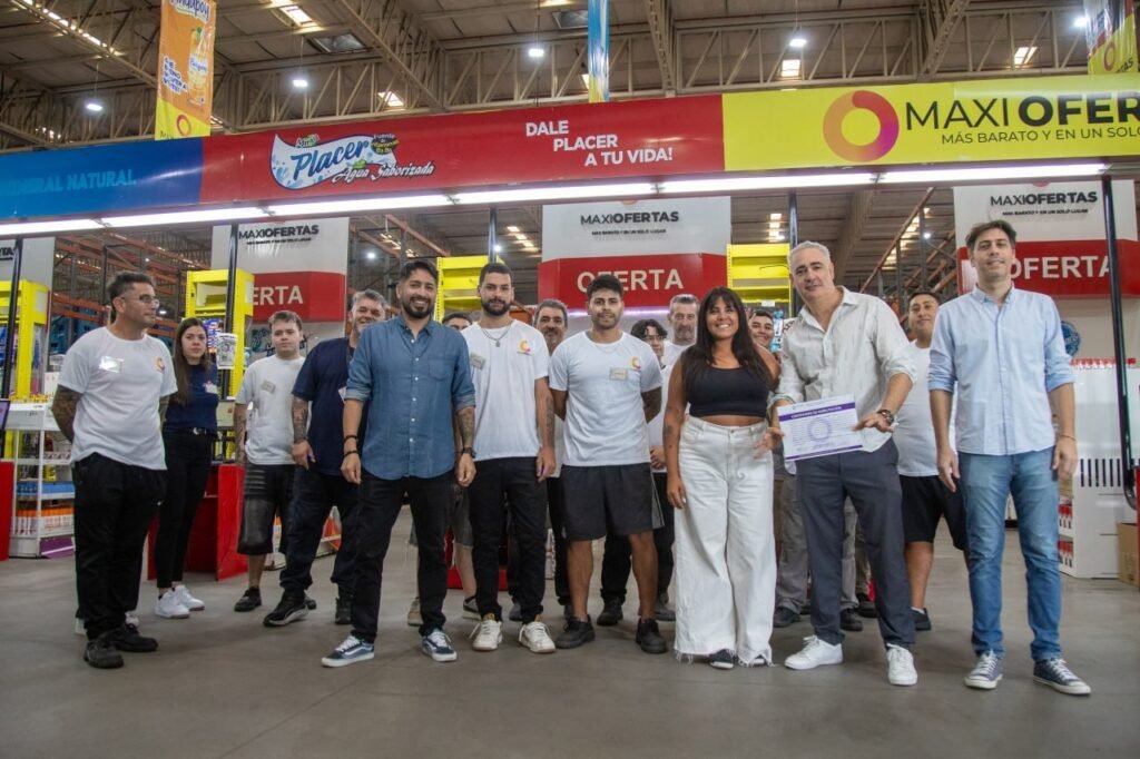 EL-MUNICIPIO-ENTREGO-EL-CERTIFICADO-DE-HABILITACION-A-LA-DISTRIBUIDORA-MAXI-OFERTAS-1.jpg
