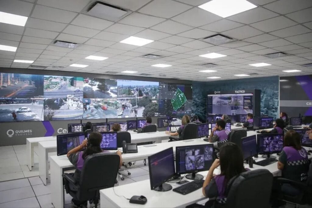 EL-MUNICIPIO-INVIRTIO-EN-NUEVAS-TECNOLOGIAS-DE-MONITOREO-PARA-EL-CENTRO-DE-EMERGENCIAS-QUILMES-3.jpg