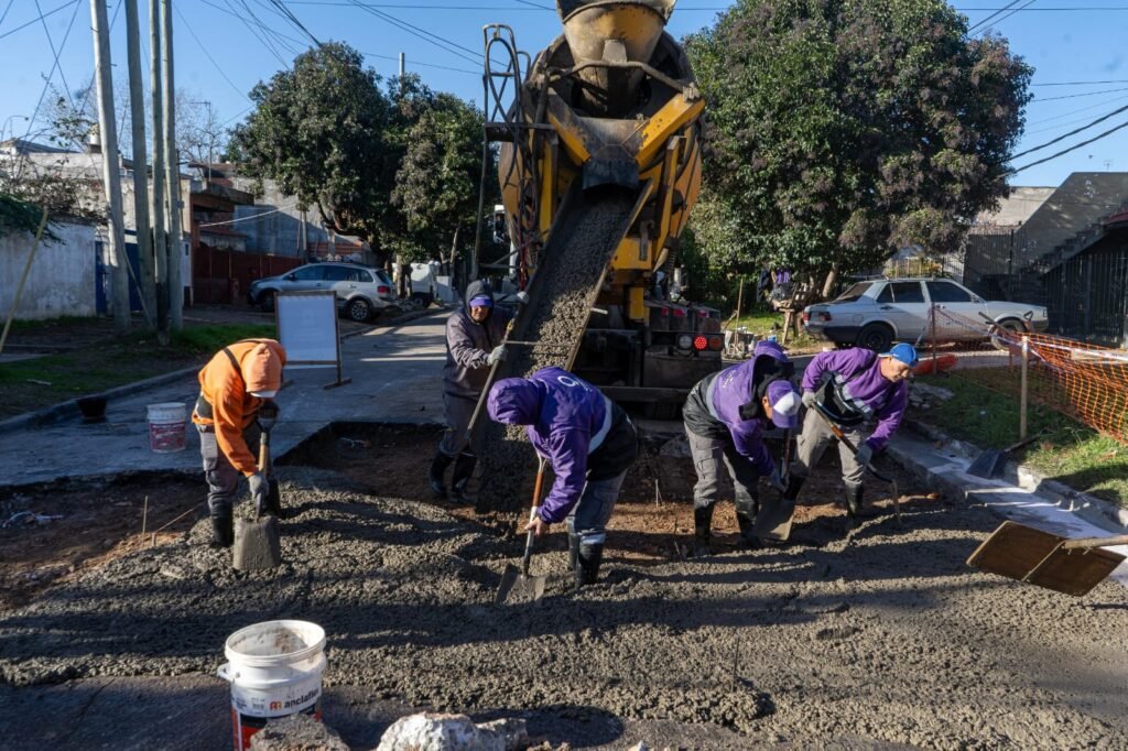 CONTINUAN-LOS-TRABAJOS-DE-BACHEO-EN-HORMIGON-EN-LOS-DIFERENTES-BARRIOS-DEL-DISTRITO-CON-FONDOS-100-COMUNALES-3.jpg