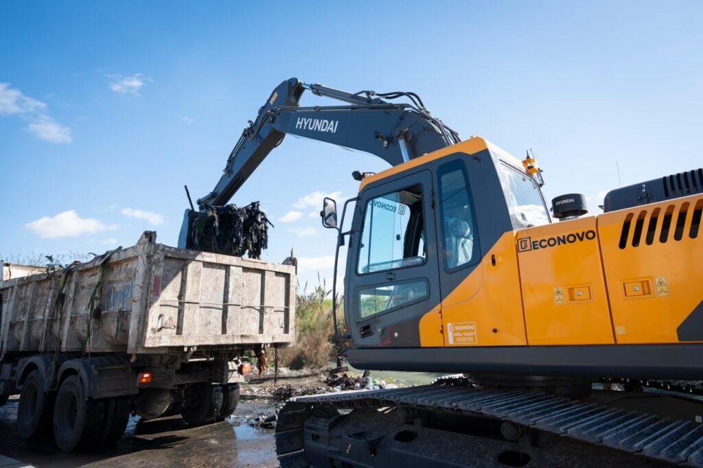EL GOBIERNO MUNICIPAL INCORPORA UNA NUEVA MÁQUINA PARA LA LIMPIEZA Y EL MANTENIMIENTO DE LA CUENCA DE LOS ARROYOS 1