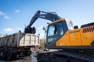 EL GOBIERNO MUNICIPAL INCORPORA UNA NUEVA MÁQUINA PARA LA LIMPIEZA Y EL MANTENIMIENTO DE LA CUENCA DE LOS ARROYOS 1