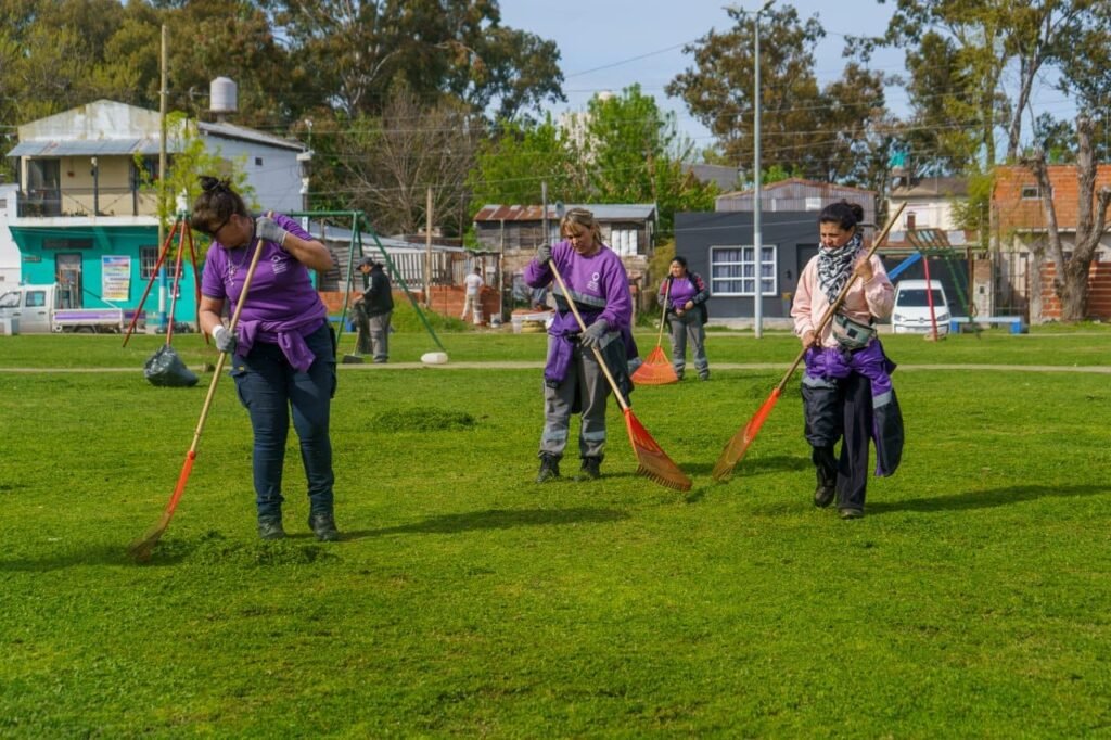 EL MUNICIPIO DE QUILMES CONTINÚA CON LAS TAREAS DIARIAS DE MANTENIMIENTO DE PLAZAS, PARQUES Y PASEOS DE TODO EL DISTRITO 5