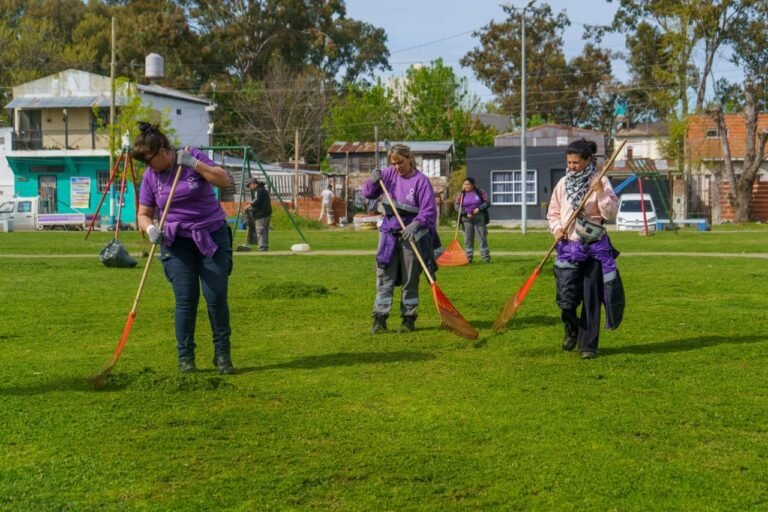 EL MUNICIPIO DE QUILMES CONTINÚA CON LAS TAREAS DIARIAS DE MANTENIMIENTO DE PLAZAS, PARQUES Y PASEOS DE TODO EL DISTRITO 5