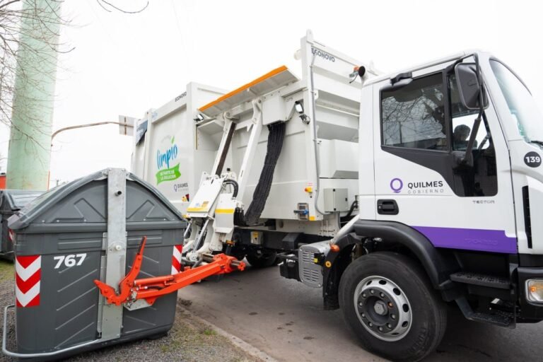 EL MUNICIPIO DE QUILMES SUMÓ UN NUEVO CAMIÓN DE CARGA LATERAL E INICIÓ EL PLAN DE CONTENERIZACIÓN EN EZPELETA 3