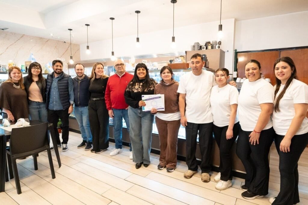 EL MUNICIPIO ENTREGÓ EL CERTIFICADO DE HABILITACIÓN A UN COMERCIO GASTRONÓMICO Y 41 CARNETS DE MANIPULACIÓN SEGURA DE ALIMENTOS 1