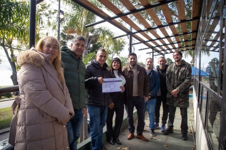 EL-MUNICIPIO-ENTREGO-EL-CERTIFICADO-DE-HABILITACION-AL-LOCAL-GASTRONOMICO-RIO-HAUS-CLUB-DE-LA-RIBERA-1.jpg