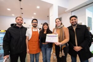 EL MUNICIPIO ENTREGÓ EL CERTIFICADO DE HABILITACIÓN GRATUITO A UNA CAFETERÍA TEMÁTICA EN EL MARCO DE LA NUEVA ORDENANZA 1