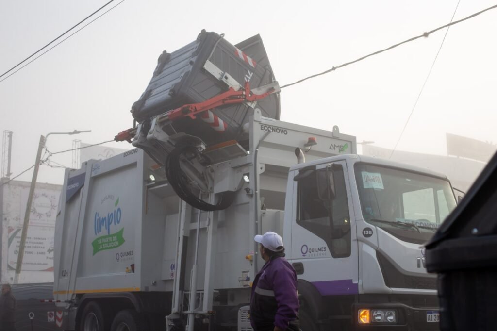 EL MUNICIPIO INSTALÓ LOS PRIMEROS 12 CONTENEDORES EN SAN FRANCISCO SOLANO Y PRESENTÓ UN NUEVO CAMIÓN RECOLECTOR DE CARGA LATERAL 3