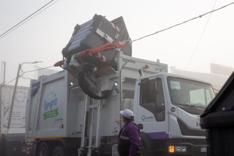 EL MUNICIPIO INSTALÓ LOS PRIMEROS 12 CONTENEDORES EN SAN FRANCISCO SOLANO Y PRESENTÓ UN NUEVO CAMIÓN RECOLECTOR DE CARGA LATERAL 3