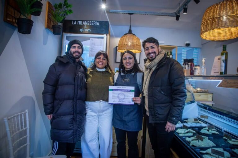 ENTREGA DE CERTIFICADOS DE HABILITACIÓN A COMERCIANTES GASTRONÓMICOS 2