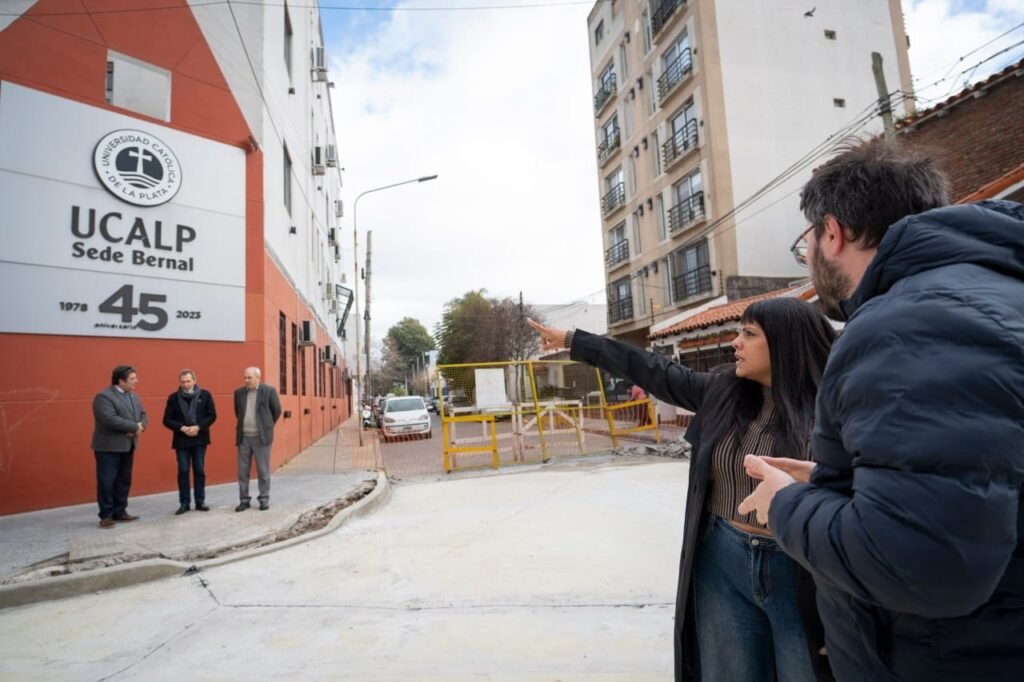 EVA MIERI SUPERVISÓ LOS TRABAJOS DE REPAVIMENTACIÓN DE LA CALLE 25 DE MAYO EN BERNAL CENTRO EJECUTADOS CON FONDOS 100% MUNICIPALES 2