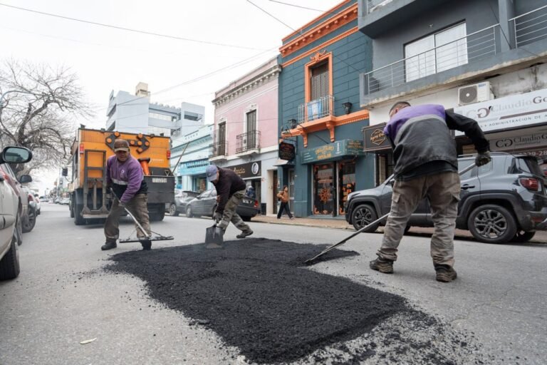 LA COMUNA CONTINÚA INTENSIFICANDO LOS TRABAJOS DE BACHEO EN HORMIGÓN Y CARPETA ASFÁLTICA A TRAVÉS DEL PLAN MUNICIPAL 2026 3
