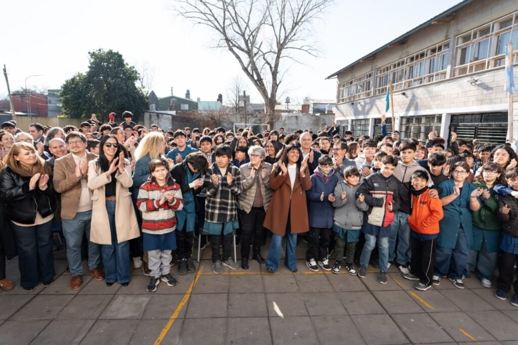 MAYRA Y EVA MIERI INAUGURARON LA OBRA DE AMPLIACIÓN DE LA EEST Nº 1 6