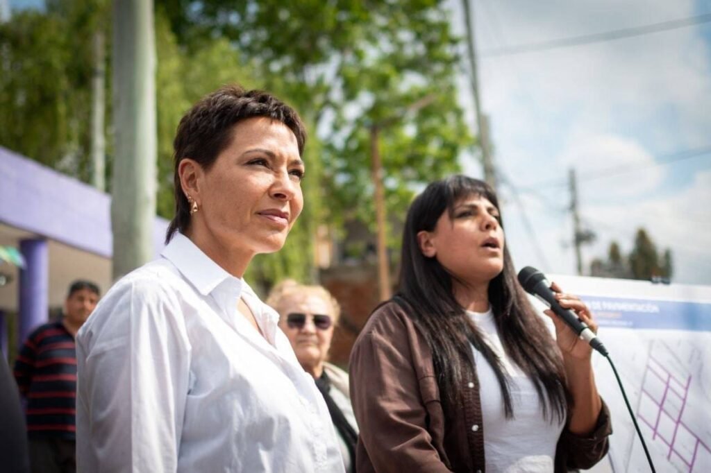 MAYRA Y EVA MIERI INUGURARON 33 NUEVAS CUADRAS DE PAVIMENTO EN EL BARRIO EL PROGRESO DE BERNAL OESTE 4