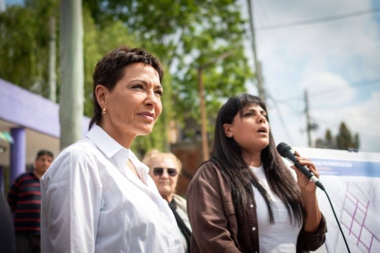 MAYRA Y EVA MIERI INUGURARON 33 NUEVAS CUADRAS DE PAVIMENTO EN EL BARRIO EL PROGRESO DE BERNAL OESTE 4