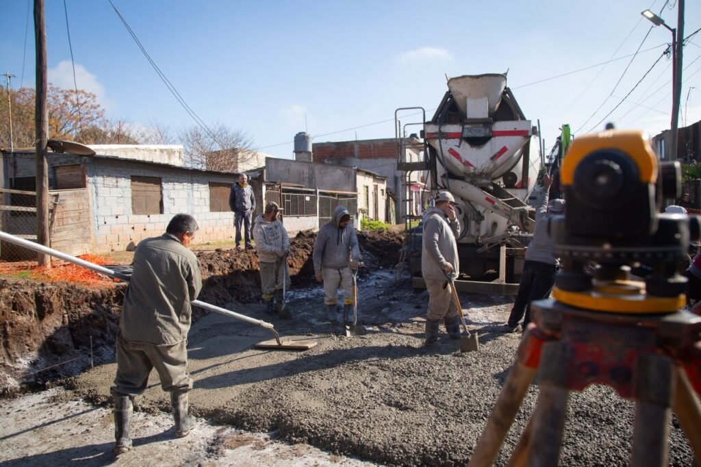 SIGUE-AVANZANDO-LA-CONSTRUCCION-DE-NUEVOS-ASFALTOS-4.jpg