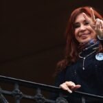 cristina-kirchner-en-el-balcon-de-su-departamento-JIF654ZIBBBING43ASQOEUAK6Y