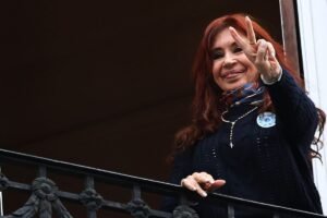 cristina-kirchner-en-el-balcon-de-su-departamento-JIF654ZIBBBING43ASQOEUAK6Y