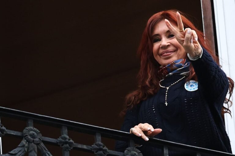 cristina-kirchner-en-el-balcon-de-su-departamento-JIF654ZIBBBING43ASQOEUAK6Y